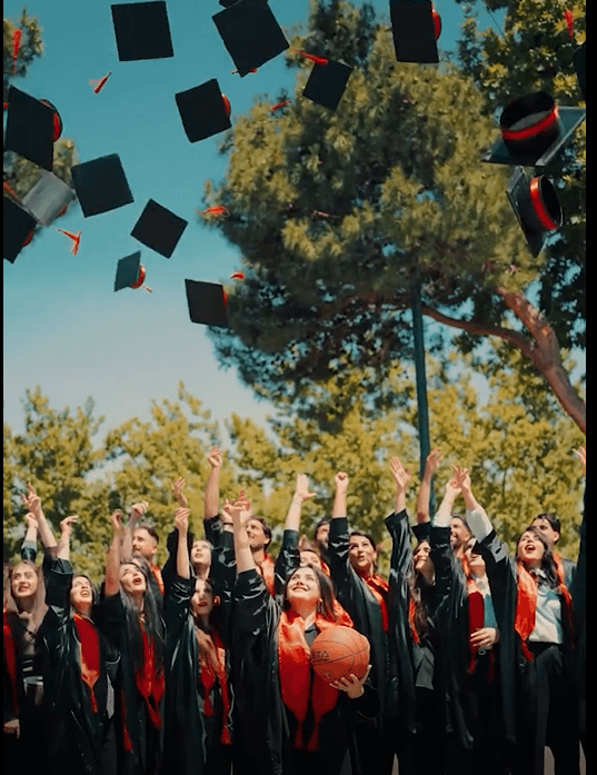 بەهۆی هەڵپەڕکێ و قژی کچانەوە ڤیدیۆی ئاهەنگی دەرچووانی زانکۆی کوردستان لە سنە سڕایەوە