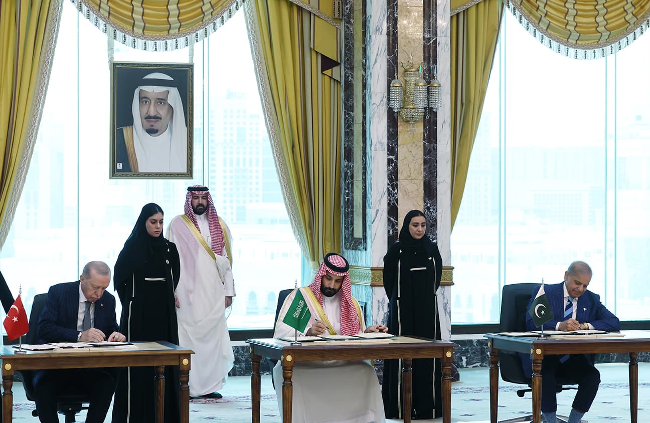 Mecca summit concludes with tripartite defense pact between Turkey, Saudi, Pakistan