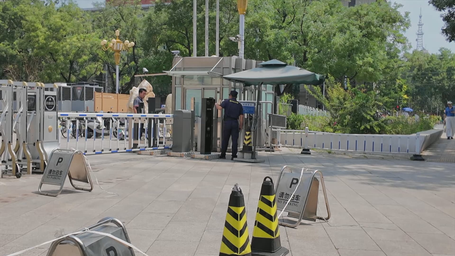 Community fortresses reshape public life in China