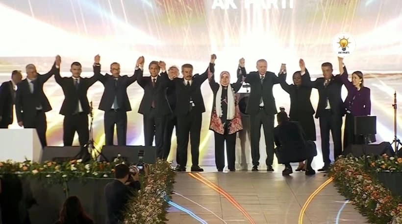 3 milletvekili ve 7 belediye başkanı AK Parti’ye katıldı: Rozetlerini Erdoğan taktı