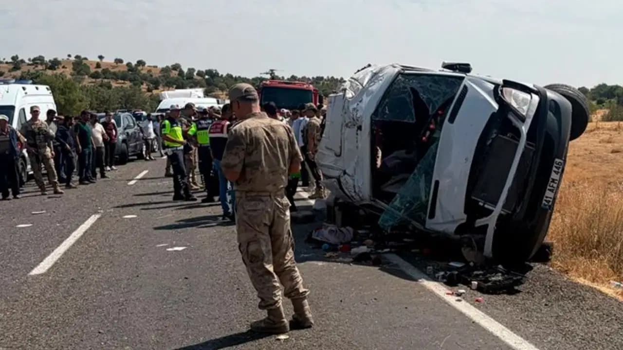 لە ئامەد مینی پاسێکی ئاهەنگی نیشانکردن وەرگەڕا؛ 7 کەس گیانیان لەدەستدا
