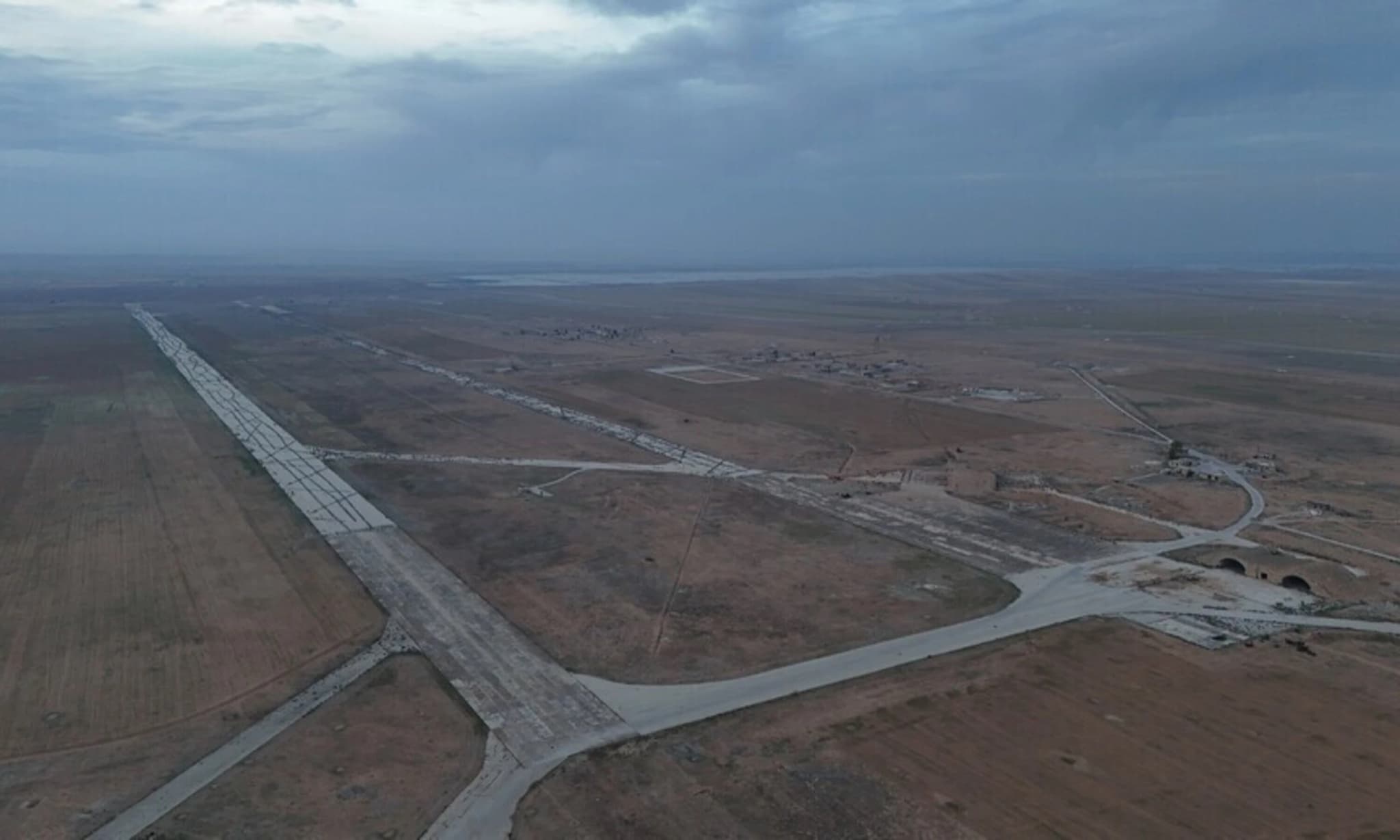 İsrail uçakları İdlib'in Ebu Zuhur Askeri Havaalanı'nı bombaladı