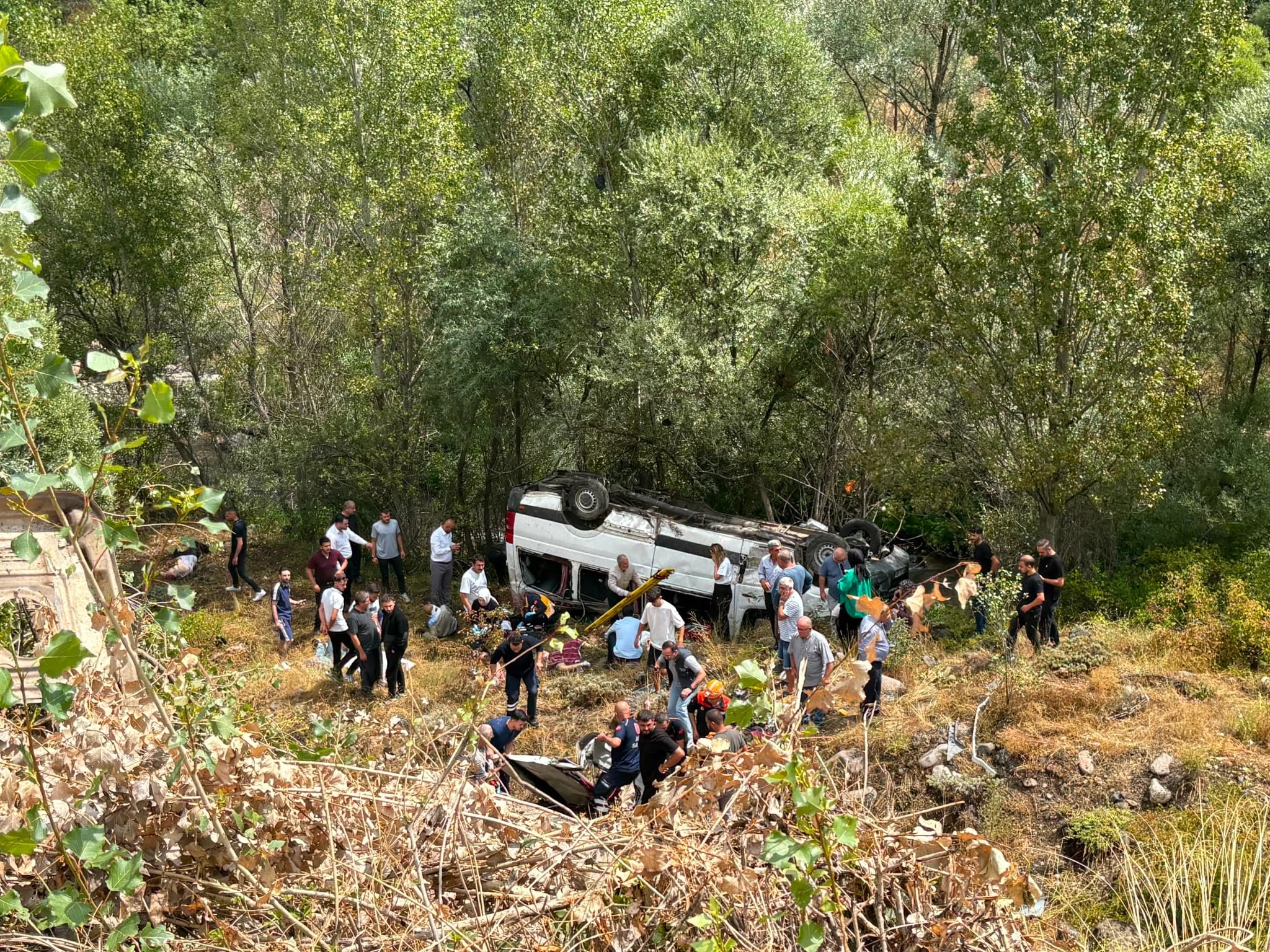 Sivas'ta yolcu minibüsü devrildi: 4 ölü, 10 yaralı