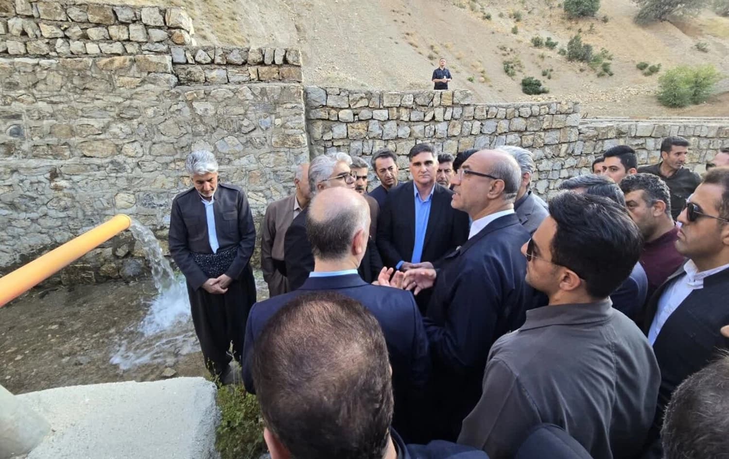مەنووچێهر حەبیبی، پارێزگاری کرماشانی رۆژهەڵاتی کوردستان لەکاتی سەردانی کردنی بۆ لای دانیشتووانی بایەنگانی کرماشان