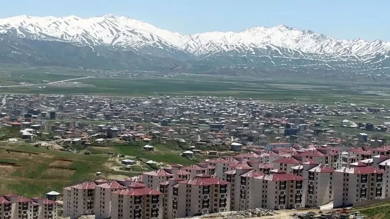 Gever’in çamurlu yollarında