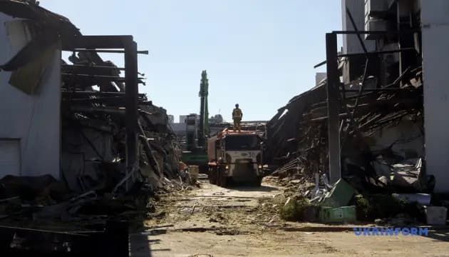 Rûsyayê li Ukraynayê navendeke kirîn û firotinê bombebaran kir: Gelek mirî û birîndar hene