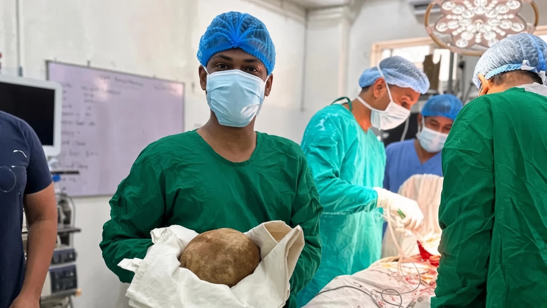 Mesanesinden çıkarılan taş dünya rekorunu değiştirdi: Tam 3,1 kilogram