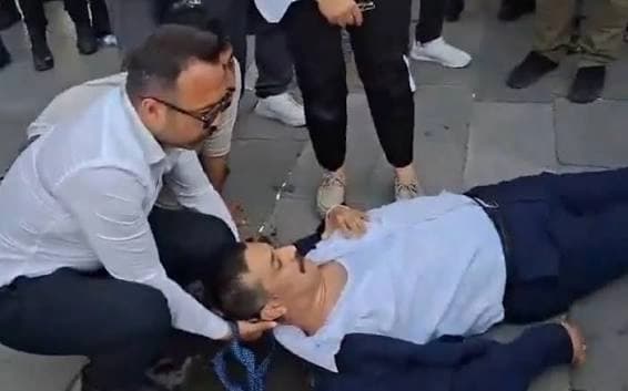 یاریدەدەری سەرۆکی ئیی پارتی بەهۆی گرژیی لەگەڵ پۆلیسدا تووشی جەڵتە بوو