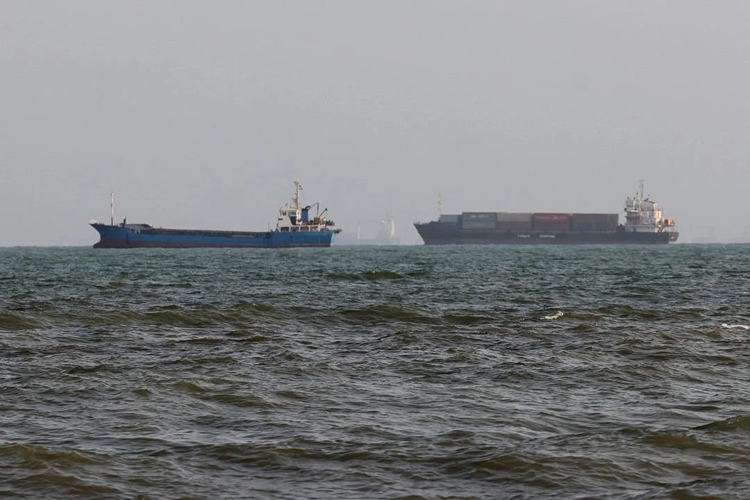 Oil tanker struck by unknown projectile off Oman amid Hormuz tensions