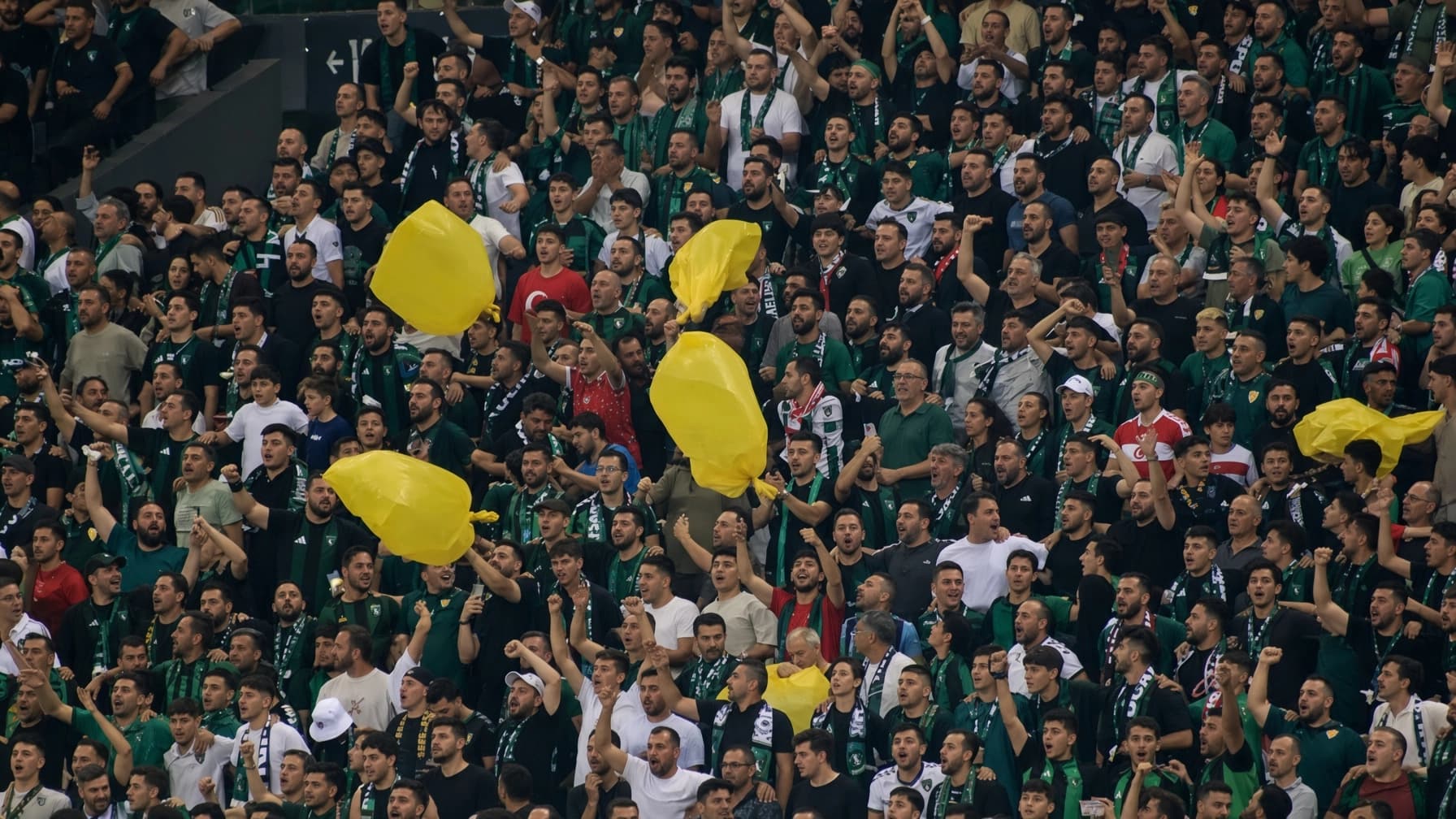 Amedspor maçında ‘sarı torba’ sallayan 5 kişi ev hapsi kararı ile serbest bırakıldı