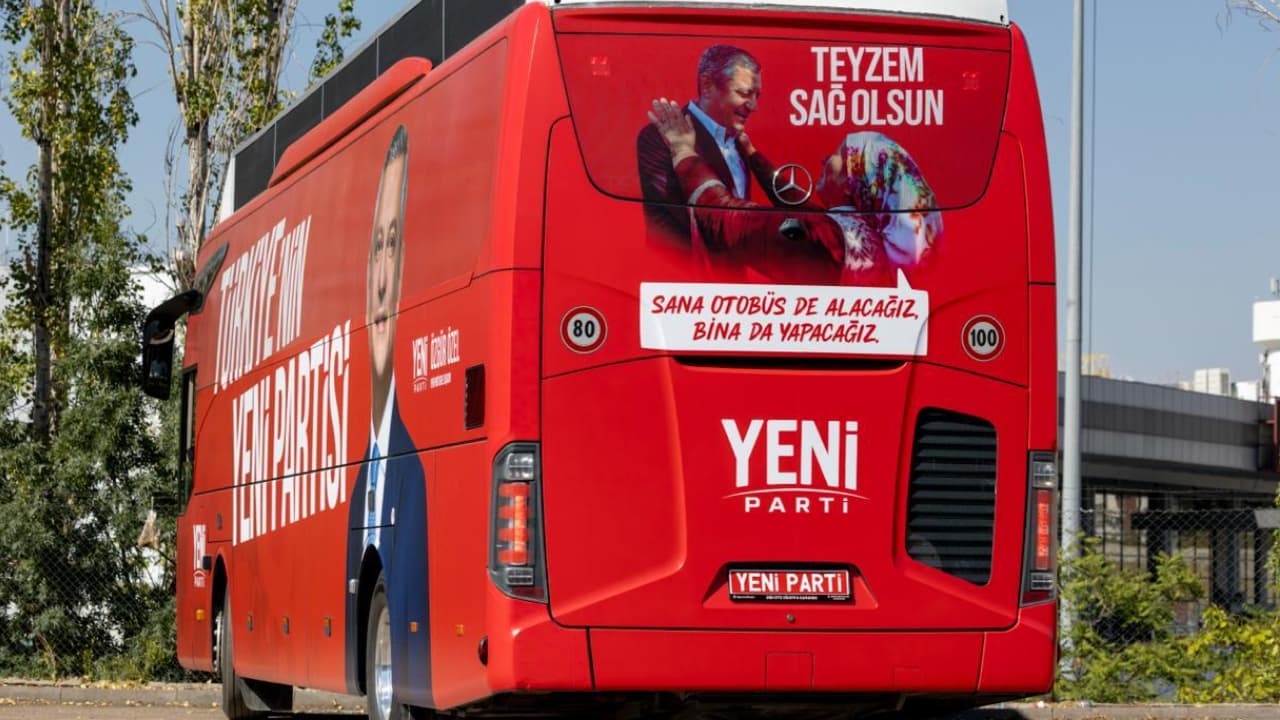 Yeni Parti’nin otobüsü hazır: ‘Teyzem sağ olsun’ yazıldı