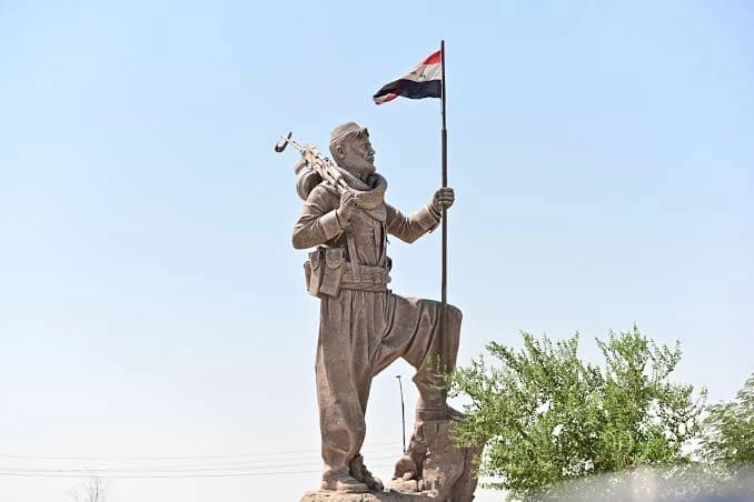 پەیکەری پێشمەرگە لە کەرکووک لە لێواری داڕماندایە