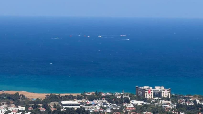 279 kişi taşıyan yolcu gemisi Girne açıklarında battı