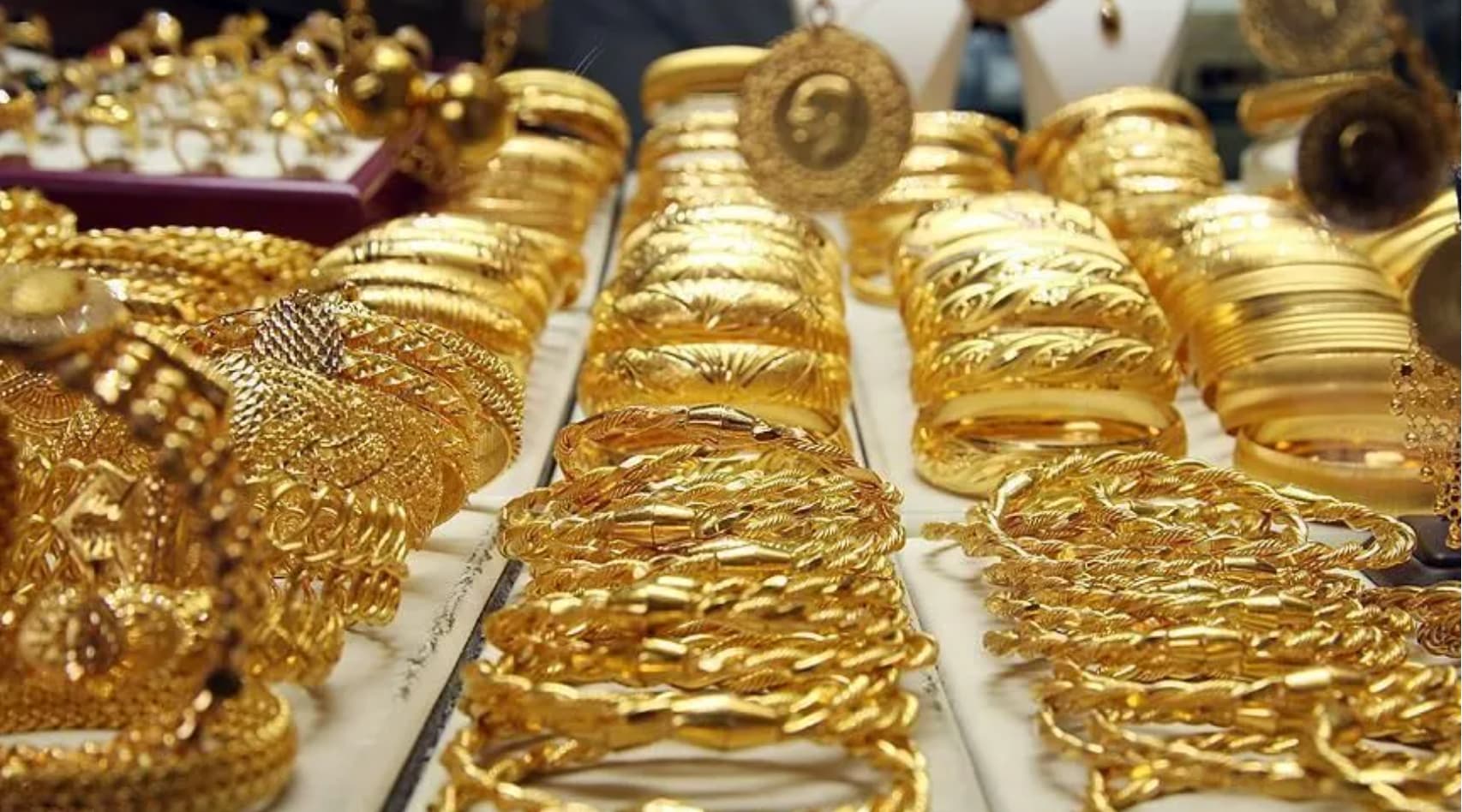 Altında düşüş hızlandı: Ons altın 4 bin 400 doların altında