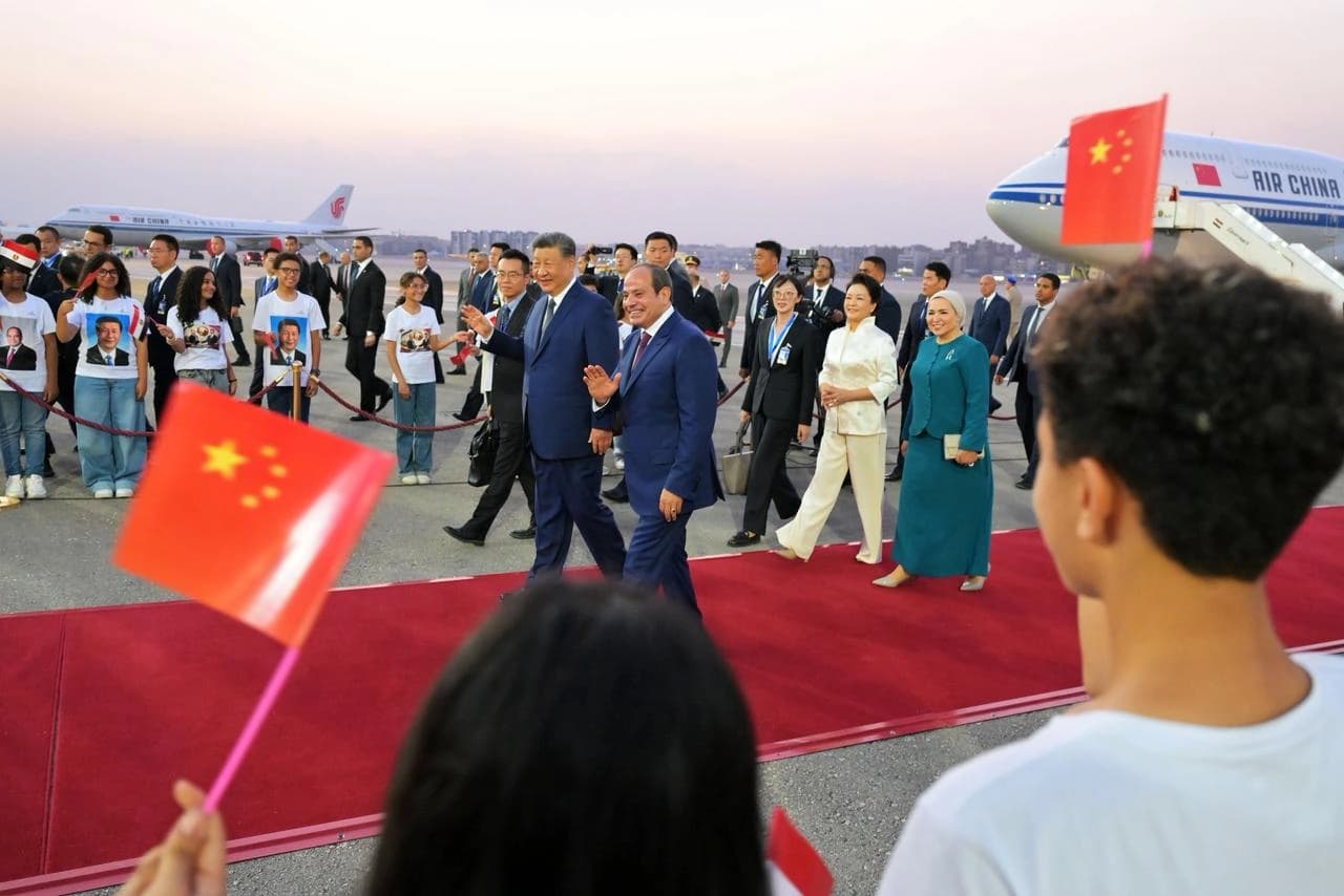 Çin Devlet Başkanı Şi Cinping, 10 yıl aradan sonra resmi temaslarda bulunmak üzere Mısır'ın başkenti Kahire'ye gitti. Mısır Cumhurbaşkanı Abdulfettah es-Sisi, Çinli mevkidaşını Kahire Havalimanı'nda karşıladı. / AA