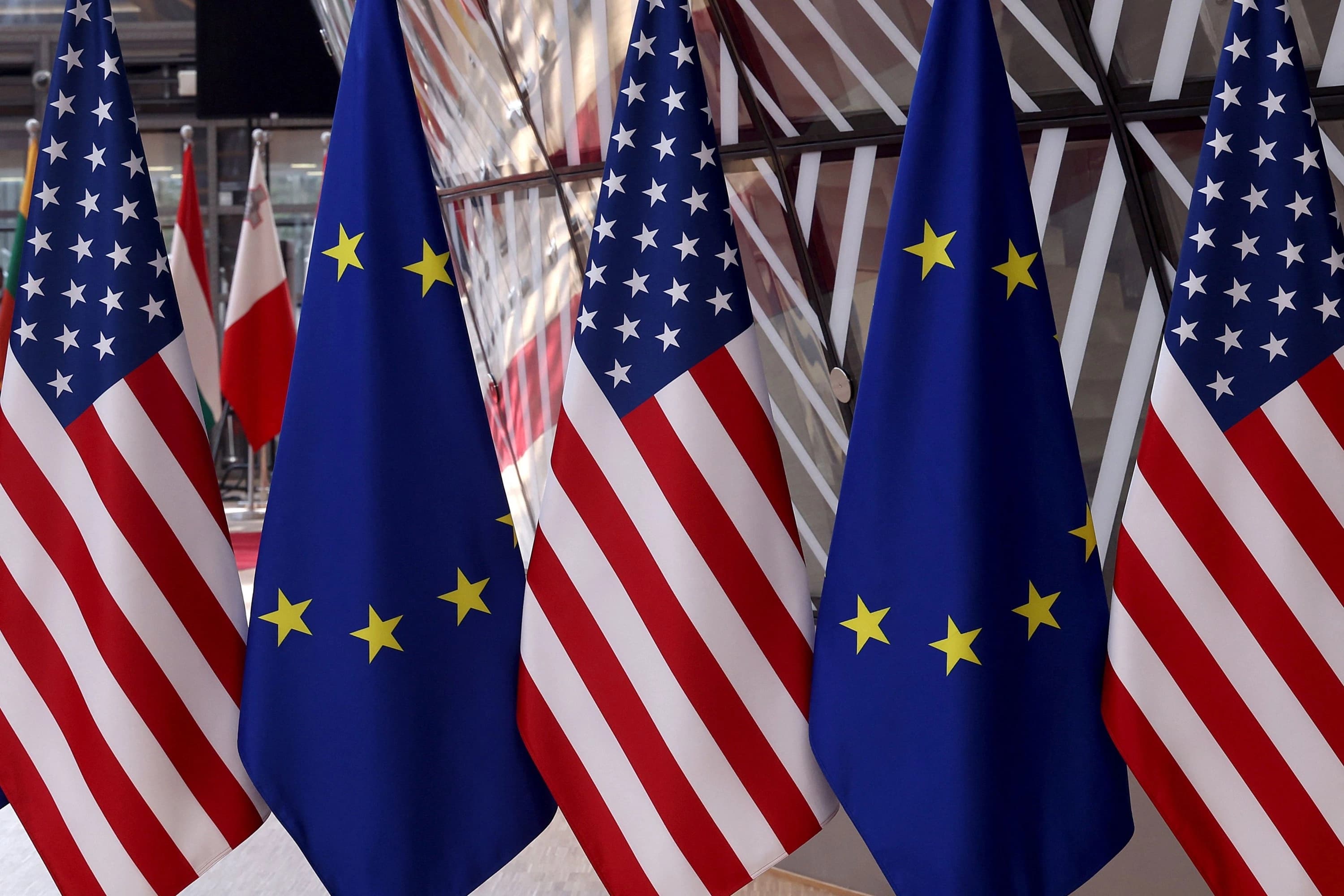 EU joins US 'Economic Outcast' campaign against Iran, backs diplomacy