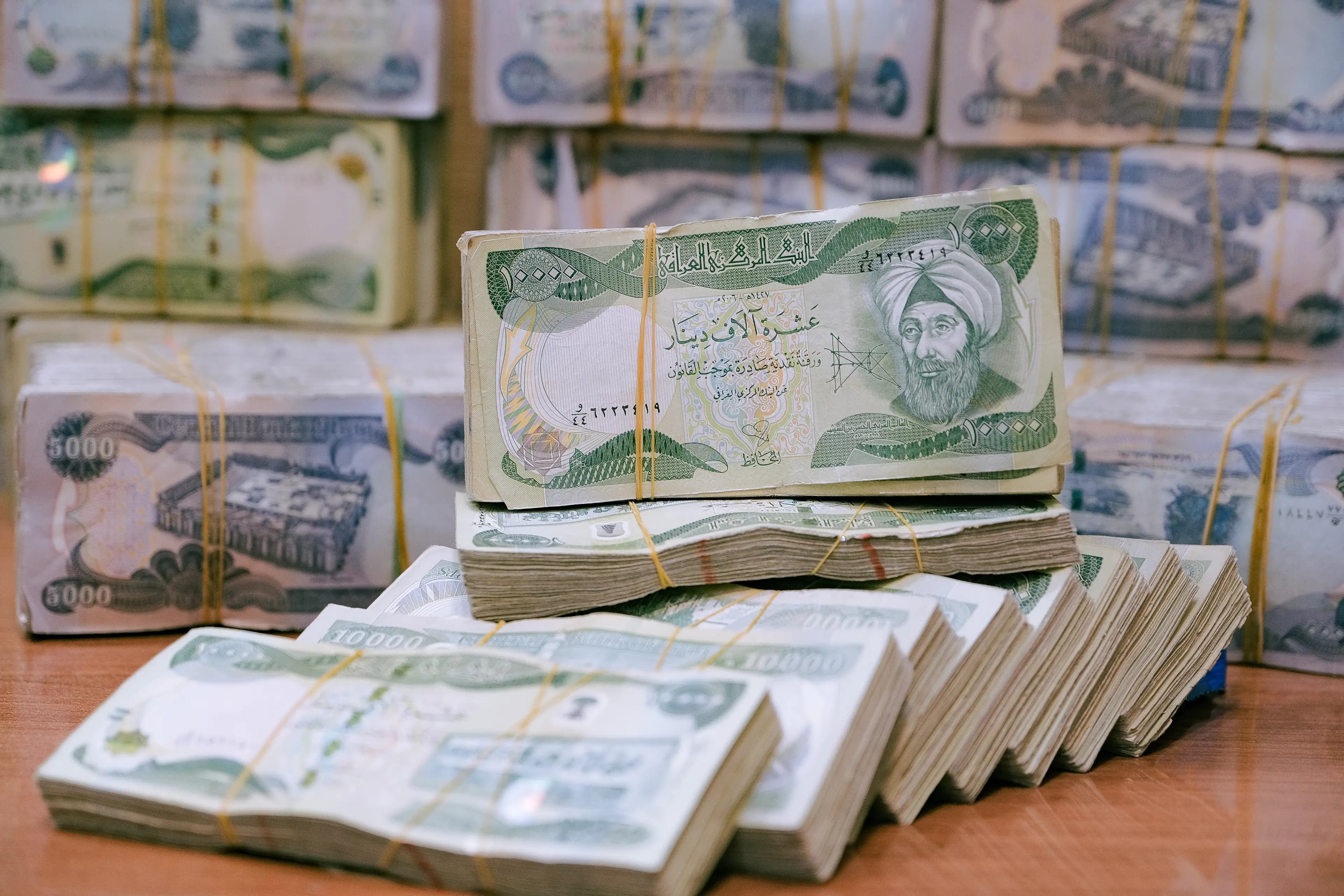 سەرۆکی سەندیکای نووسینگەکانی ئاڵوگۆڕی دراو: 90 تریلیۆن دینار لە ماڵەکان دایە