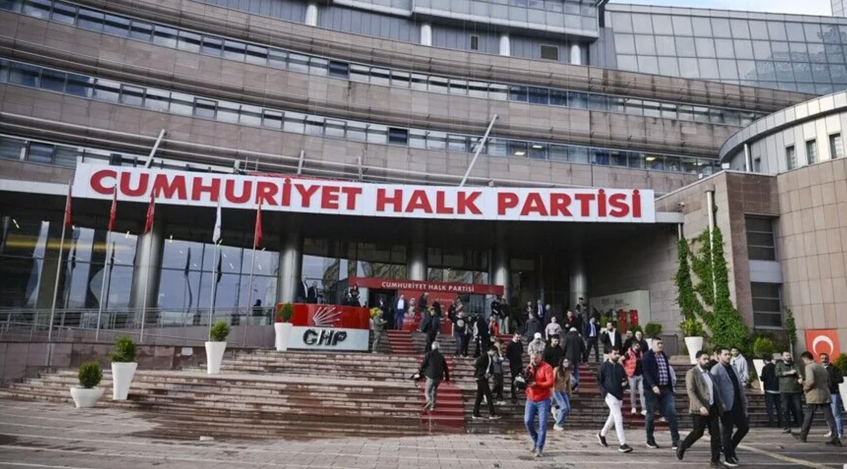 CHP'de disiplin kararı: Mezitli Belediye Başkanı ihraç edildi