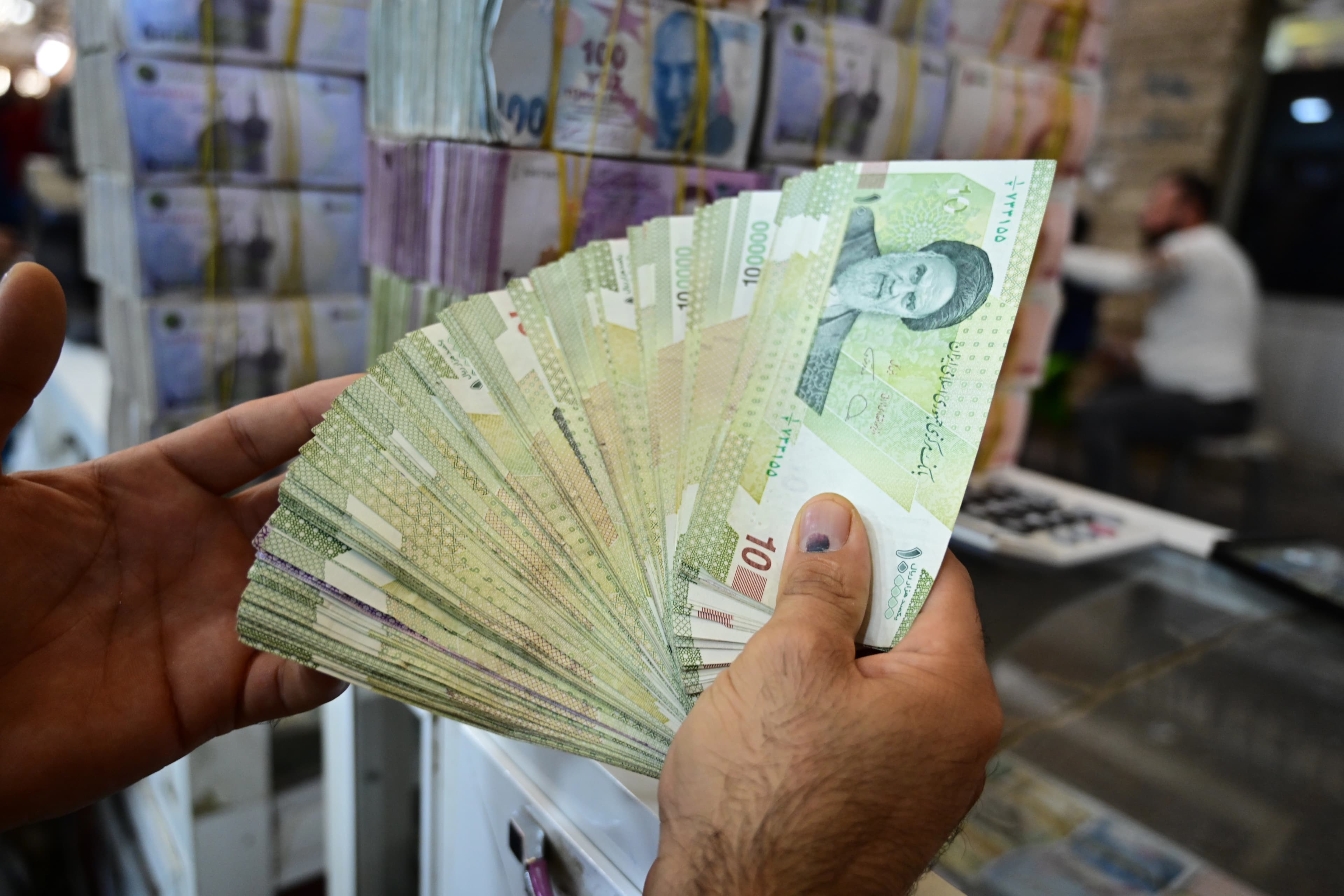 یەک دۆلار بە زیاتر لە 230 هەزار تمەن مامەڵەی پێوەدەکرێت