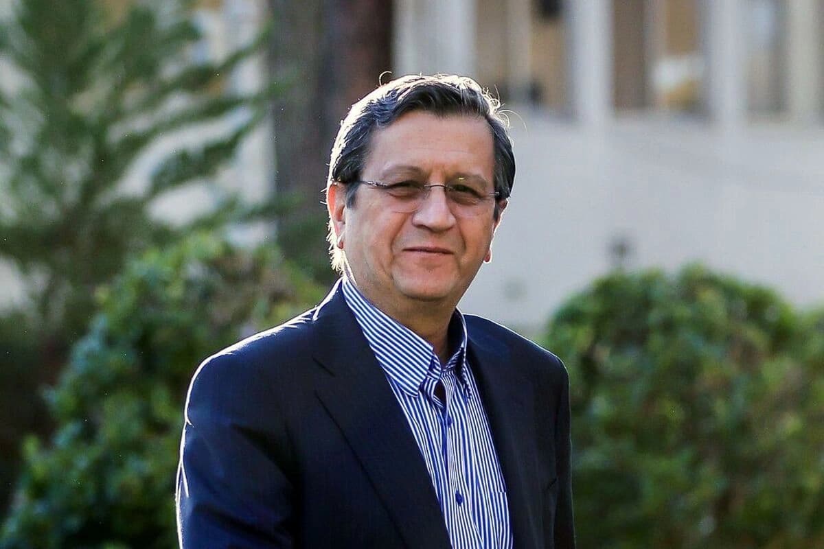 بانکی ناوەندیی ئێران: سزاکانی بەریتانیا وەک "بەخشینی کۆنە حەسیرە بە مزگەوت"