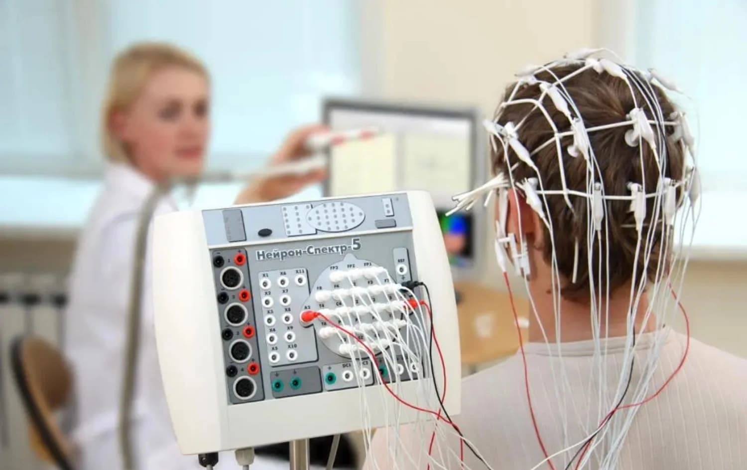 ئامێری پشکنینی دەماری مێشک (EEG)