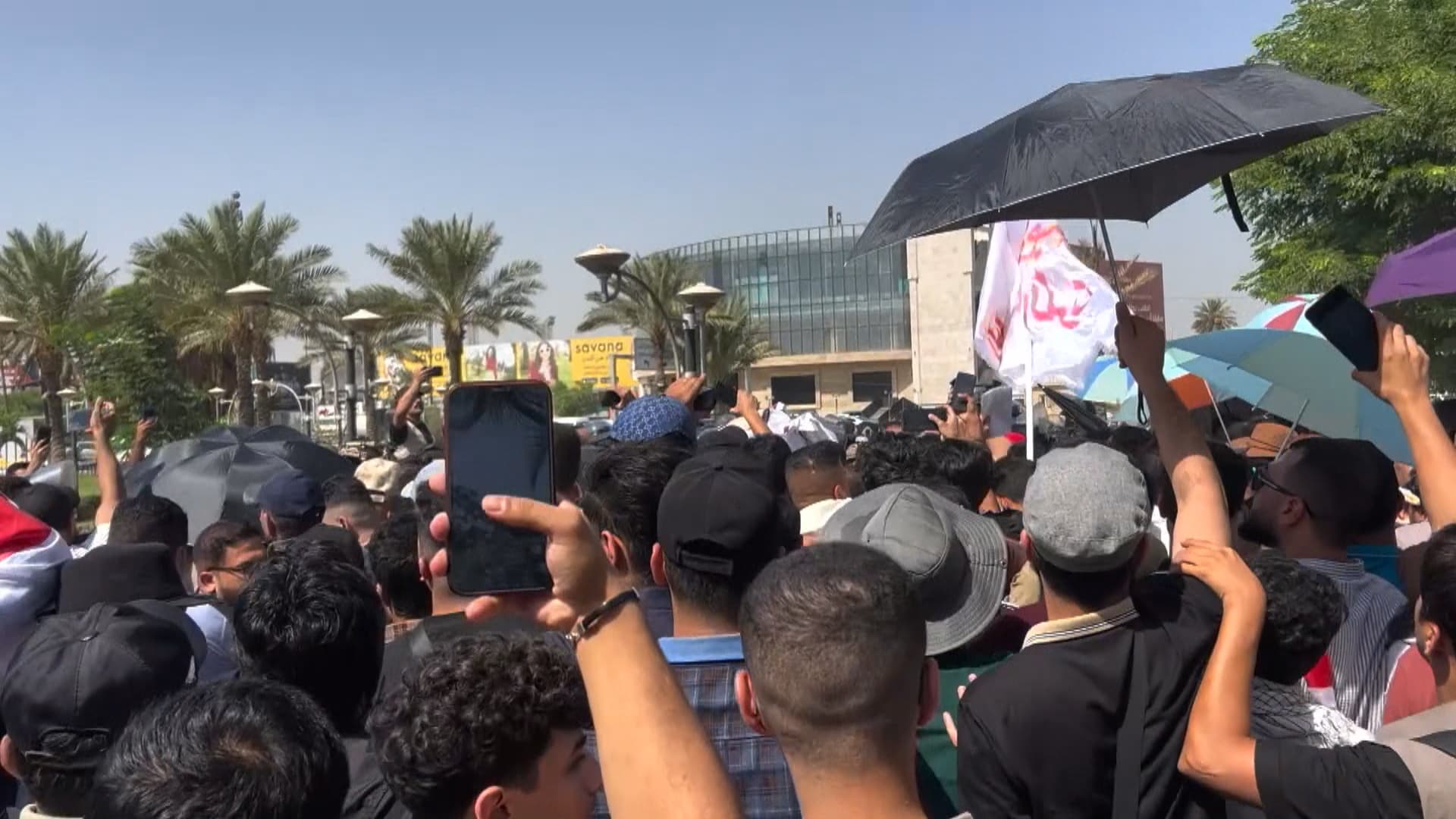هەڵگرانی بڕوانامە باڵاکان لە بەغدا خۆپیشاندانیان بۆ دامەزراندن کرد و گرژی لێکەوتەوە
