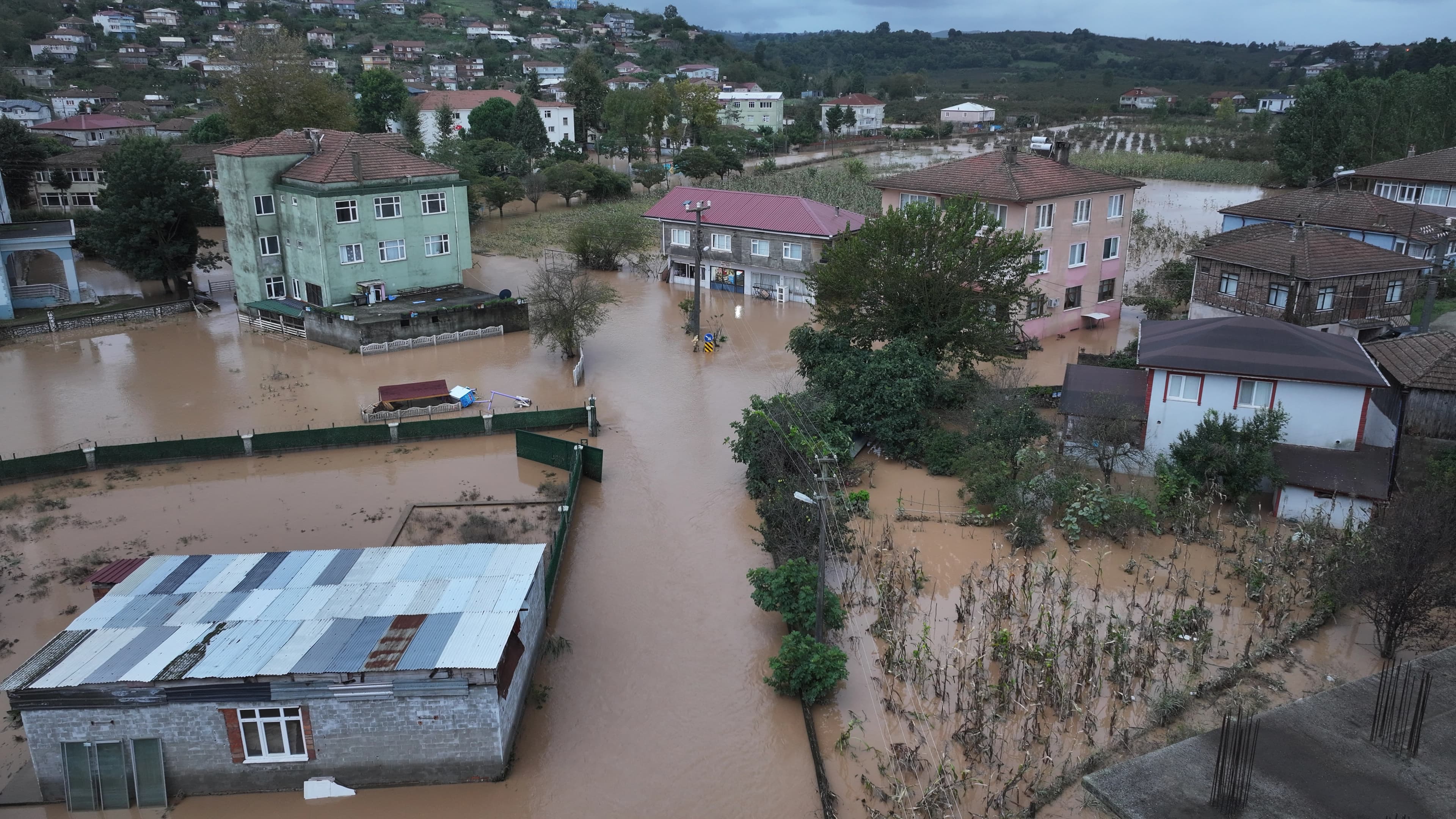 Sakarya'da sel: Evler su altında kaldı, okullar tatil edildi