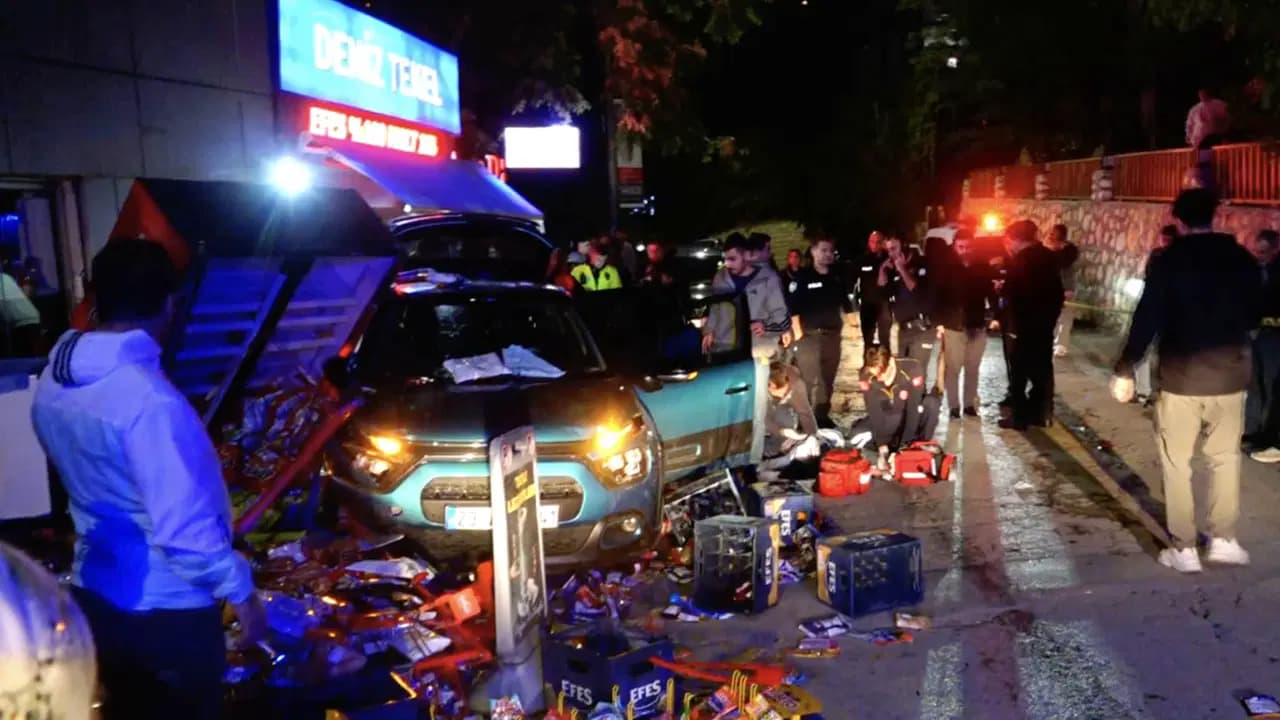 Li Dêrsimê otomobîlekê li bufeyekê xist, 5 birîndar