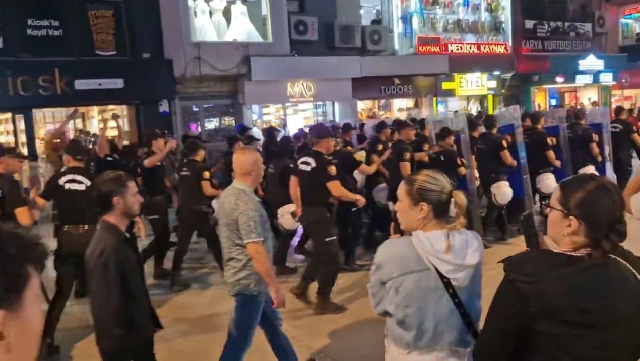 İZMİR - Cemil Tugay’ın AK Parti’ya katılacağı iddiası üzerine yapılan gösteriye polis müdahalesi