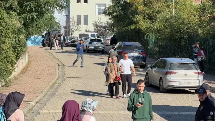 STENBOL - Li dibistaneke Îmam Xetîbê êrişa bi kêrê, 8 xwendekar birîndar bûn