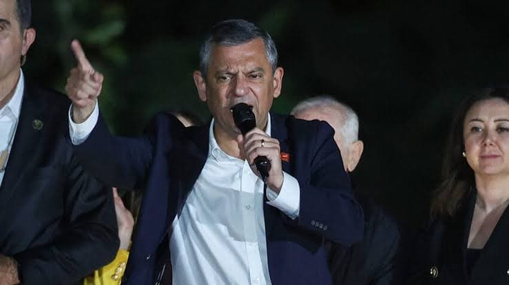 Özgür Özel'den AK Parti'nin İzmir paylaşımına sert yanıt: