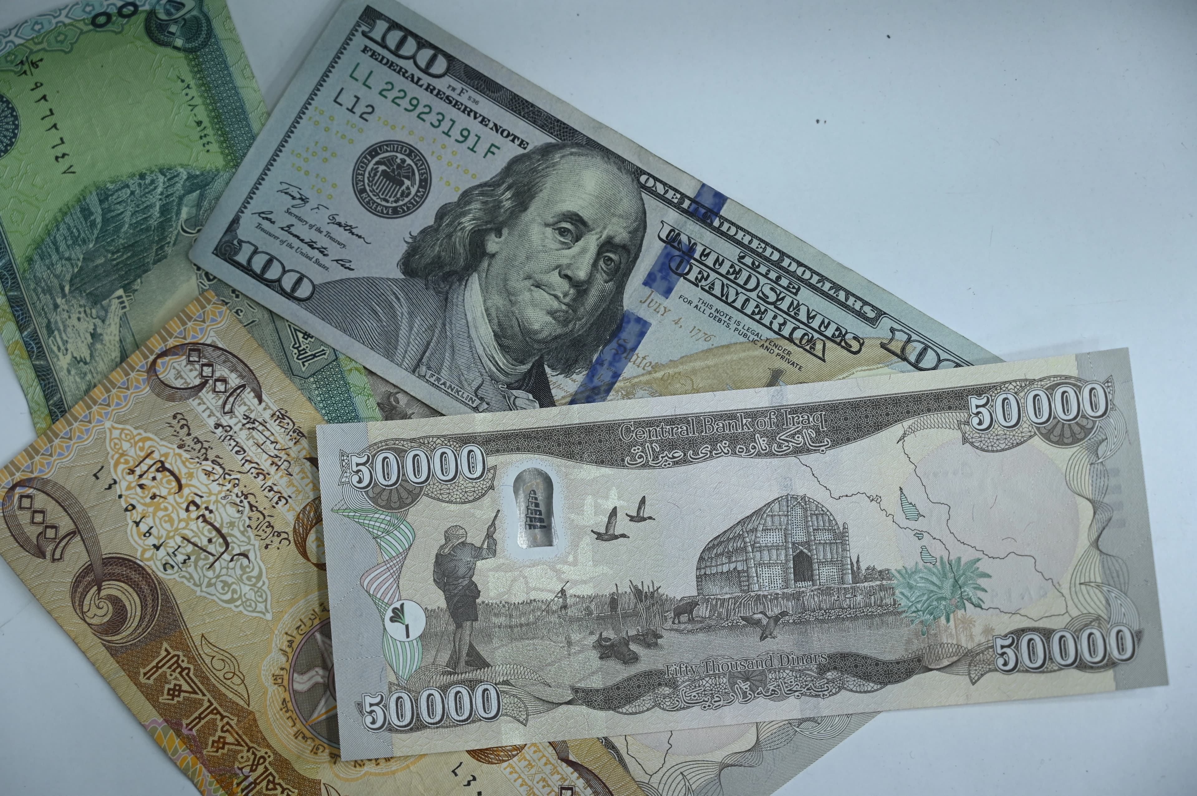بەهای دینار بەرزبووەوە؛ 100 دۆلار بە 165 هەزار و 300 دینارە