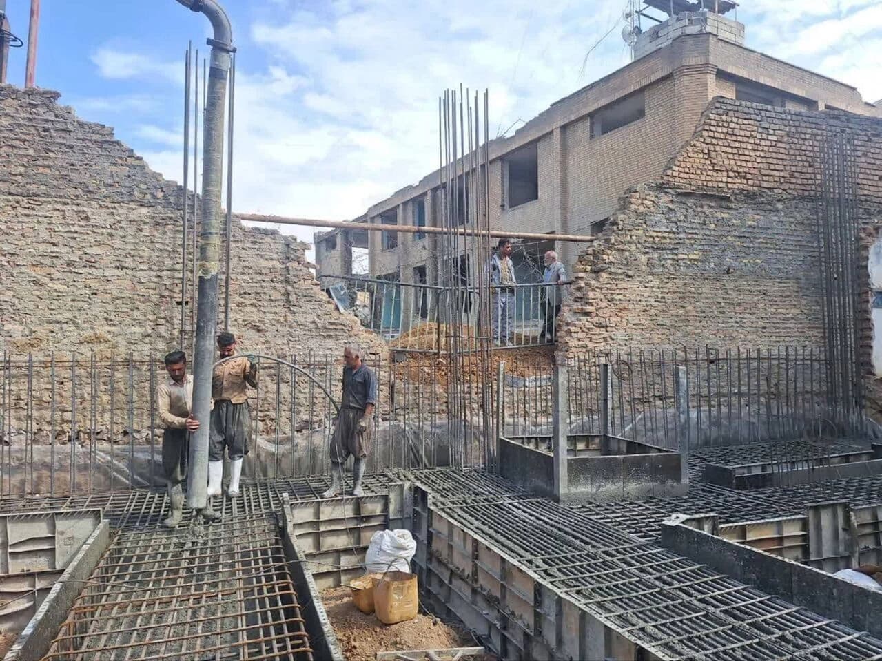 لە سنە دەست بە دروستکردنەوەی یەکەم باڵەخانەی وێرانکراوی شەڕ کرا