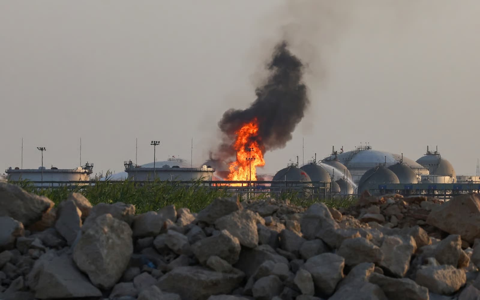 سعودیە دامەزراوەیەکی نەوتی لە نزیک سەنعا بۆردوومان کرد؛ حووسییەکان هەڕەشەی تۆڵەسەندنەوە دەکەن