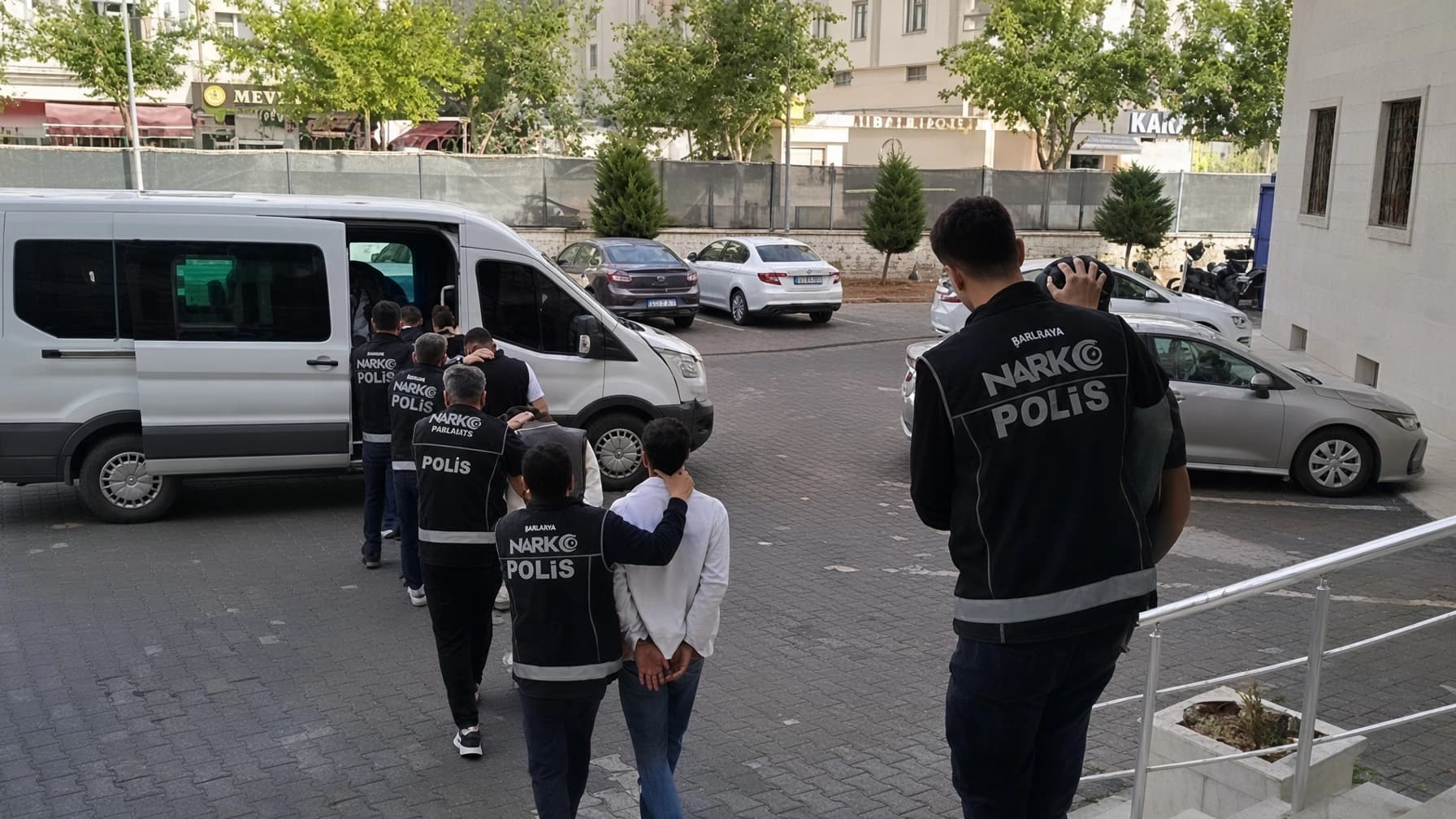 RIHA - 13 kes ji ber madeyên hişbir hatin girtin