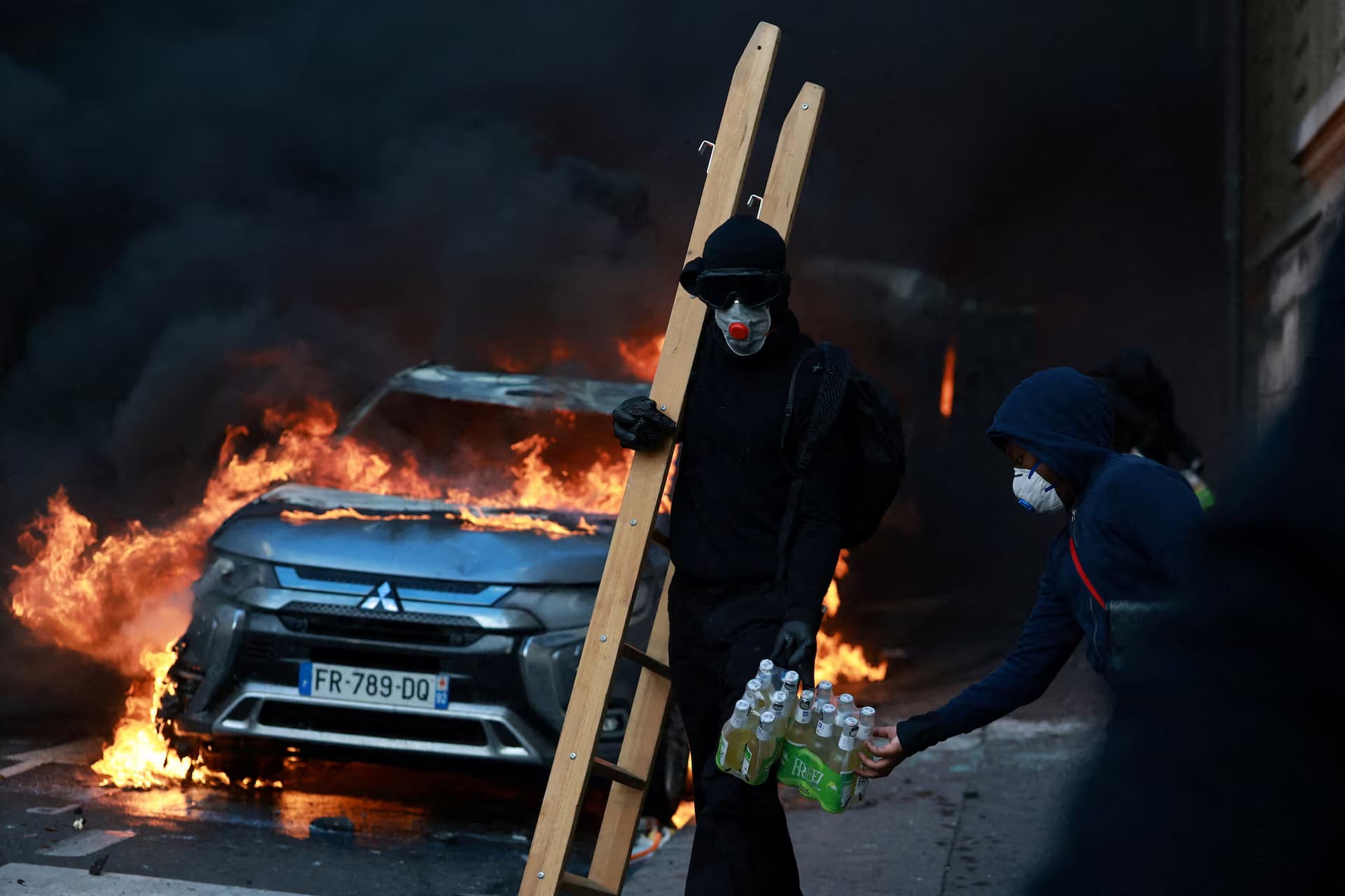 خۆپێشاندەرێک لە پاریس. وێنە: Reuters