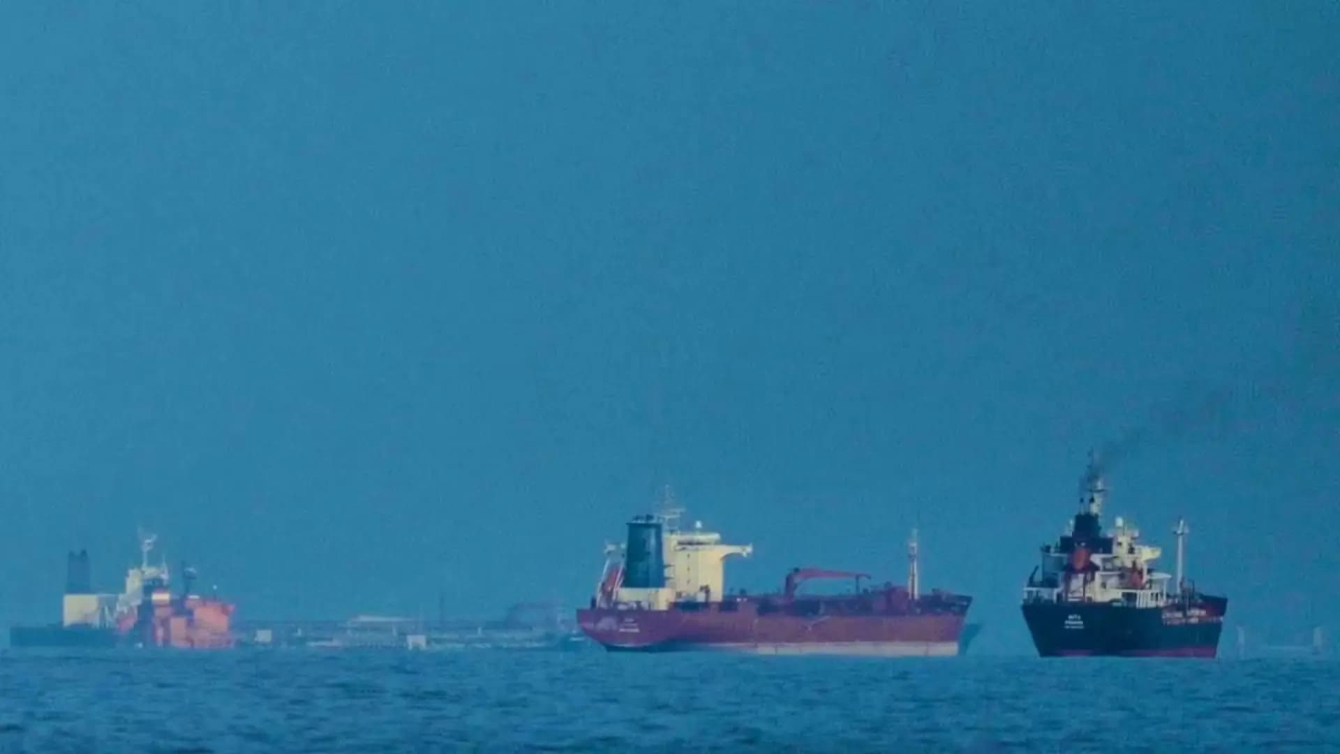 Körfez’de iki gemiye saldırı: Petrol fiyatı varil başına 115 dolara çıktı