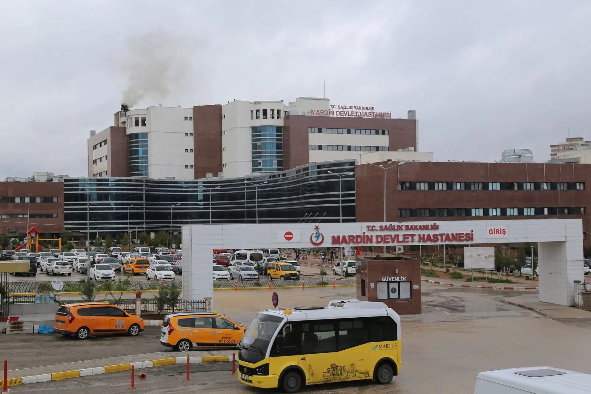 Mardin’de otomobil sulama kanalına devrildi: Ölü ve yaralılar var