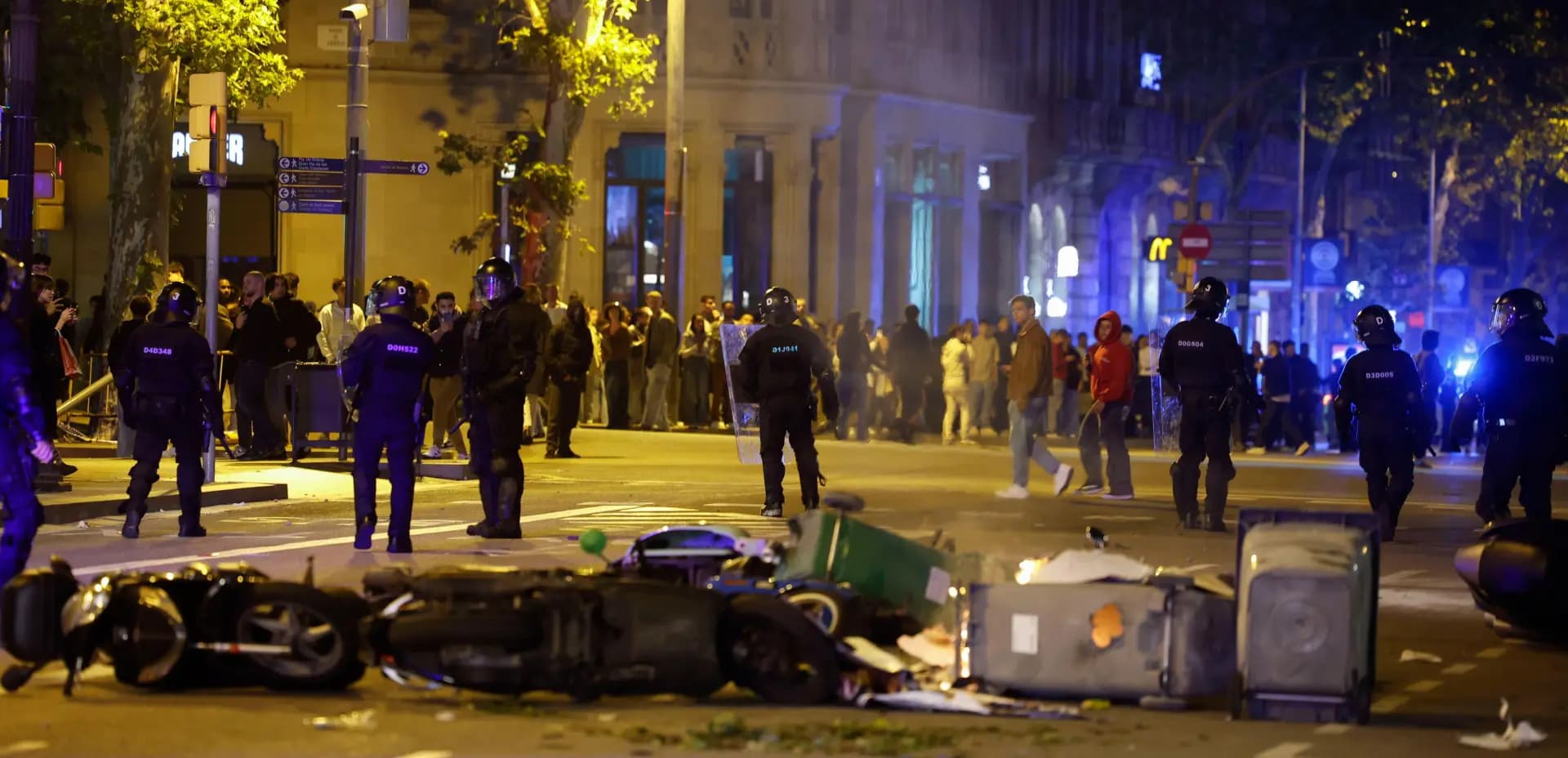 Beriya El Clasicoyê li Barcelonayê alozî: Nêzîkî 100 kesî hatin desteserkirin