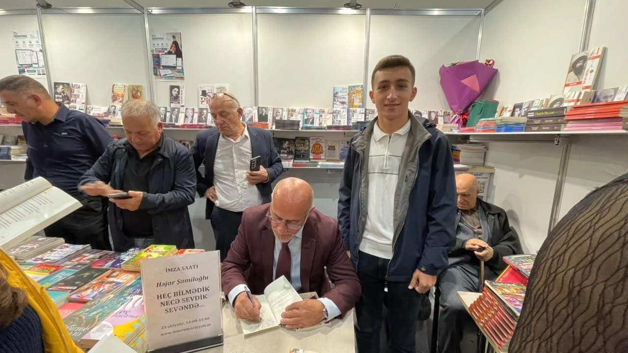 Hejarê Şamil yekem pirtûka xwe ya bi zimanê Azerbeycanî îmze kir / Wêne: Rûdaw