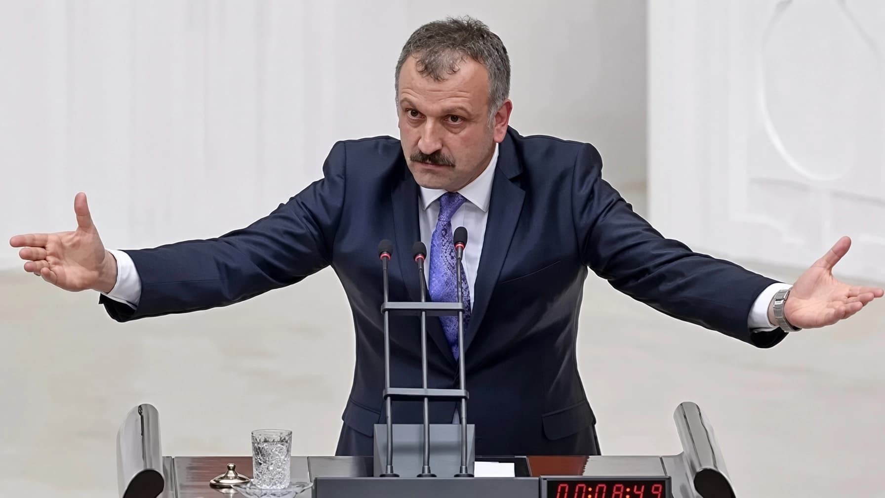 Şêwirmendê Erdogan ji kar hat dûrxistin