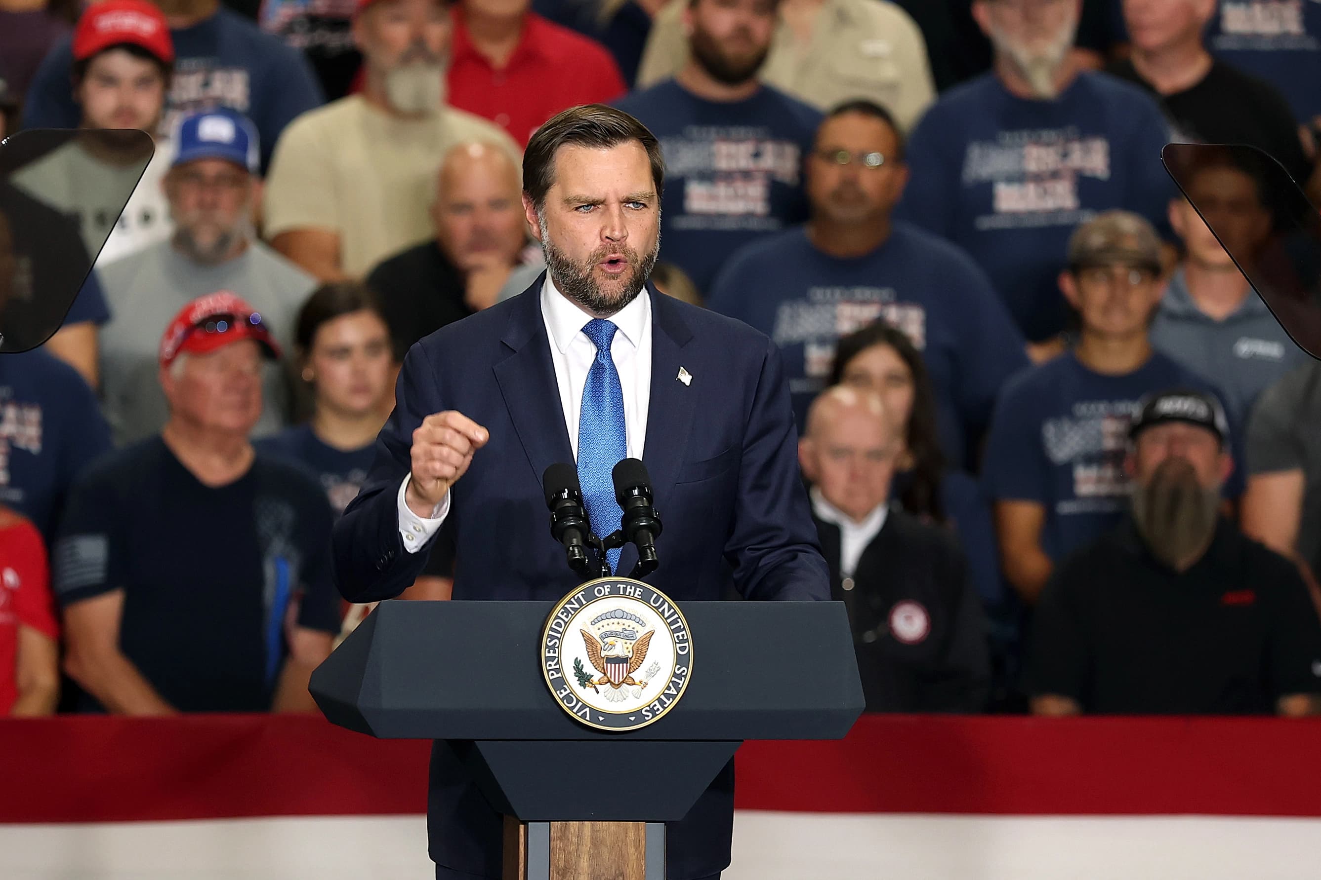 JD Vance'in 'diktatör' sözü ABD'de tartışma yarattı: Gönderme Trump'a mı?