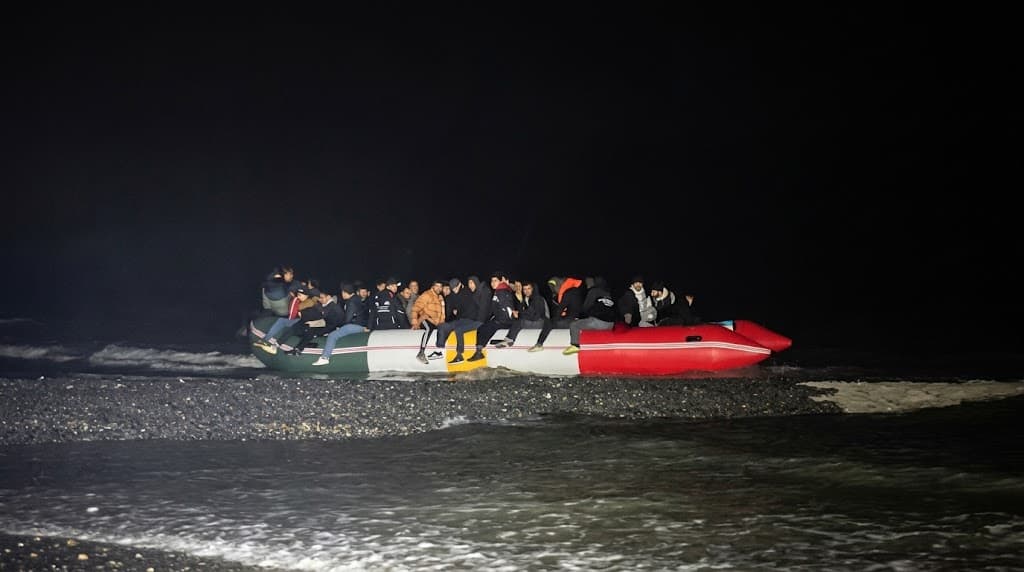 وێنەی ئەو بەلەمەی کۆچبەران کە رەنگەکانی ئاڵای کوردستانی هەیە