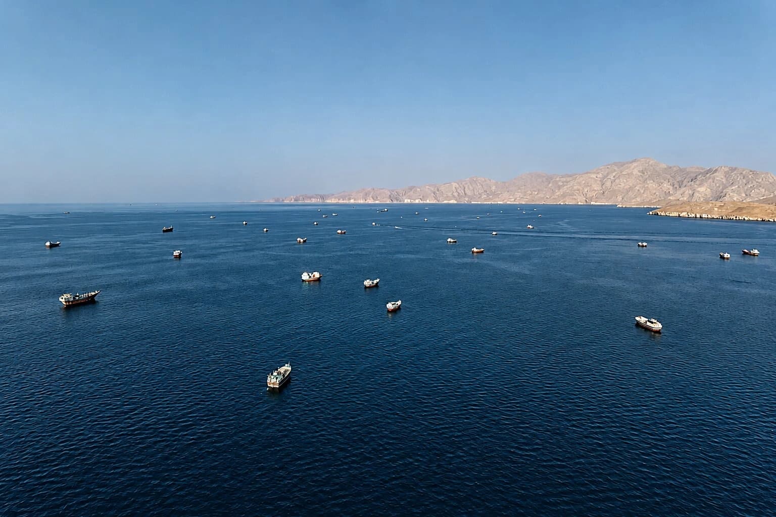 ئێران: چوار کەشتیی گوێزەرەوەی نەوت بەهۆی بەرکەوتنی مین لە تەنگەی هورمز گڕیان گرت