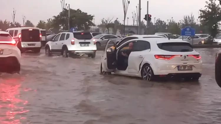 Diyarbakır’da sağanak etkili oluyor: Trafik durma noktasına geldi