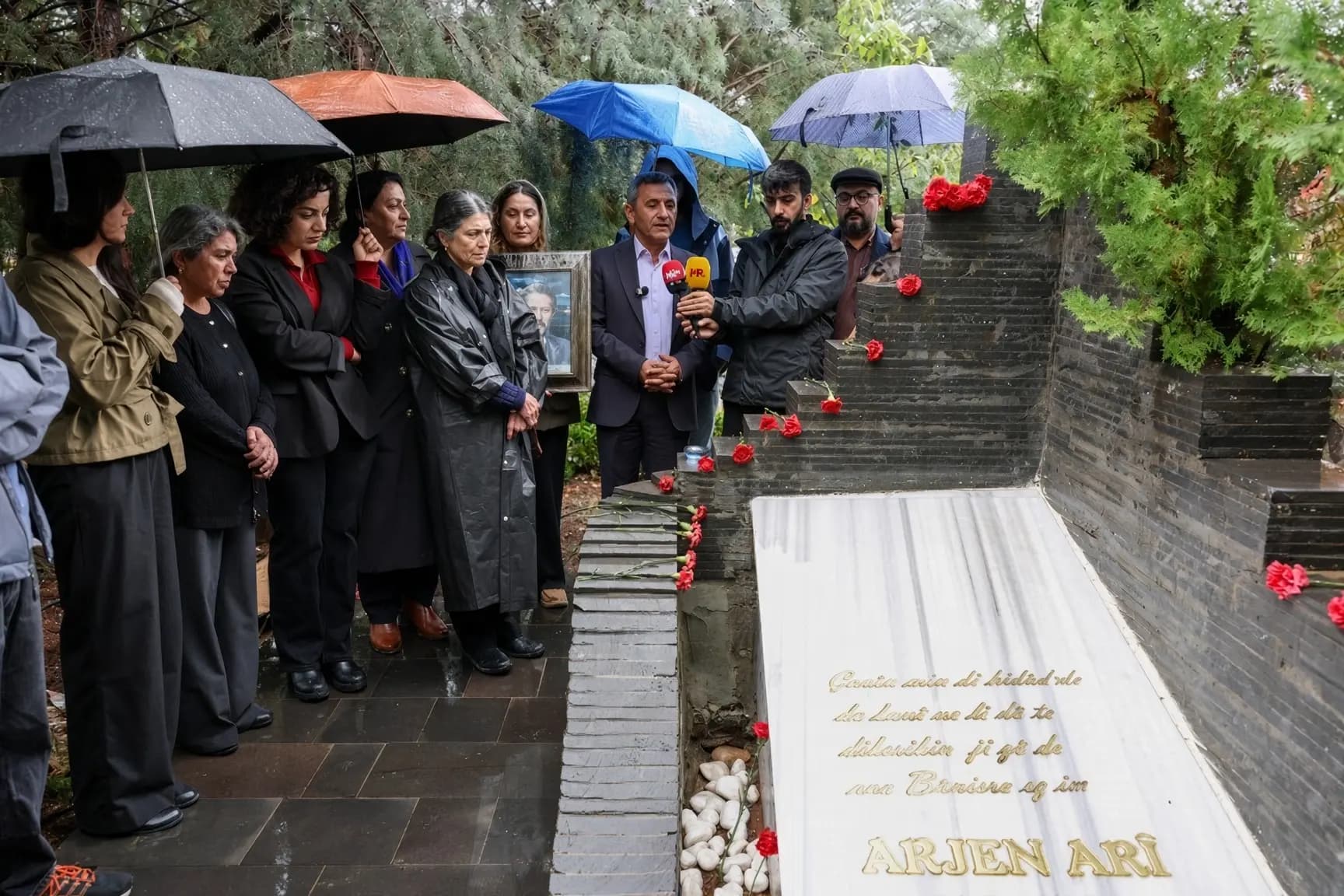 Şair Arjen Arî, vefatının 14’üncü yılında mezarı başında anıldı