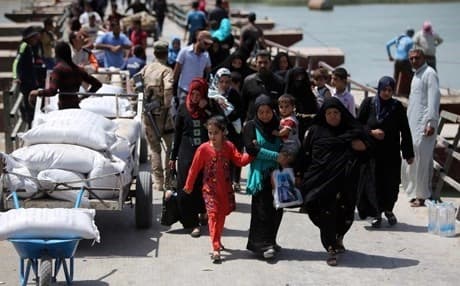 Displaced people, who fled the violence in Ramadi , arrive at the outskirts of Baghdad. AFP Photo. 