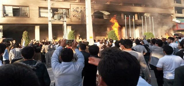 خۆپیشاندەرانی مەهاباد لەبەردەم هوتێل تارا