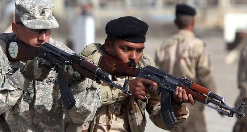 An American military trainer instructs an Iraqi soldier at the Taji base complex on January 7, 2015. AFP photo