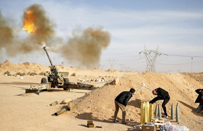 Fajr Libya fighters fire an artillery cannon at ISIS militants near Sirte, Libya March 19, 2015. Photo: REUTERS. 
